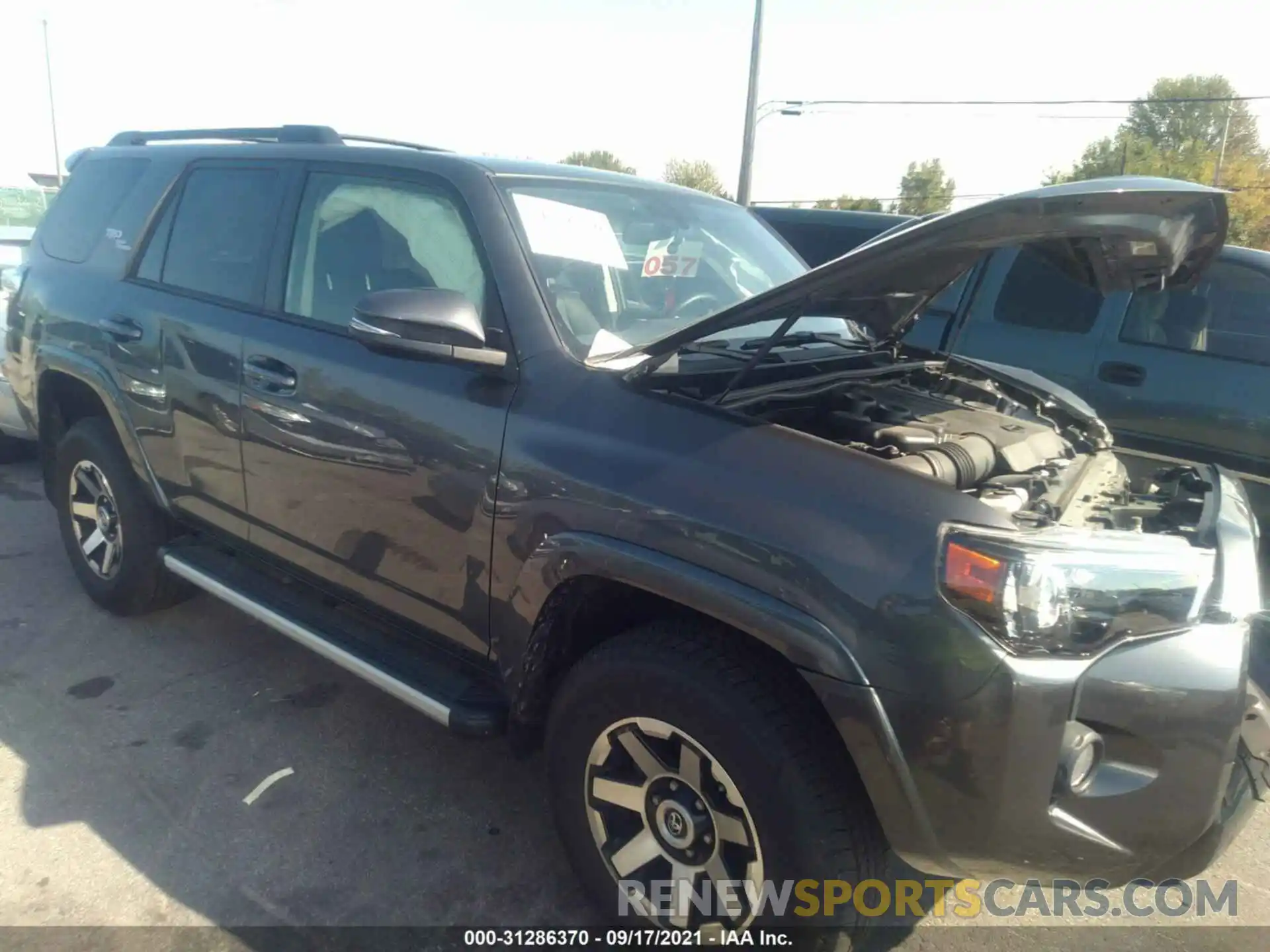 1 Фотография поврежденного автомобиля JTEBU5JR9K5645576 TOYOTA 4RUNNER 2019