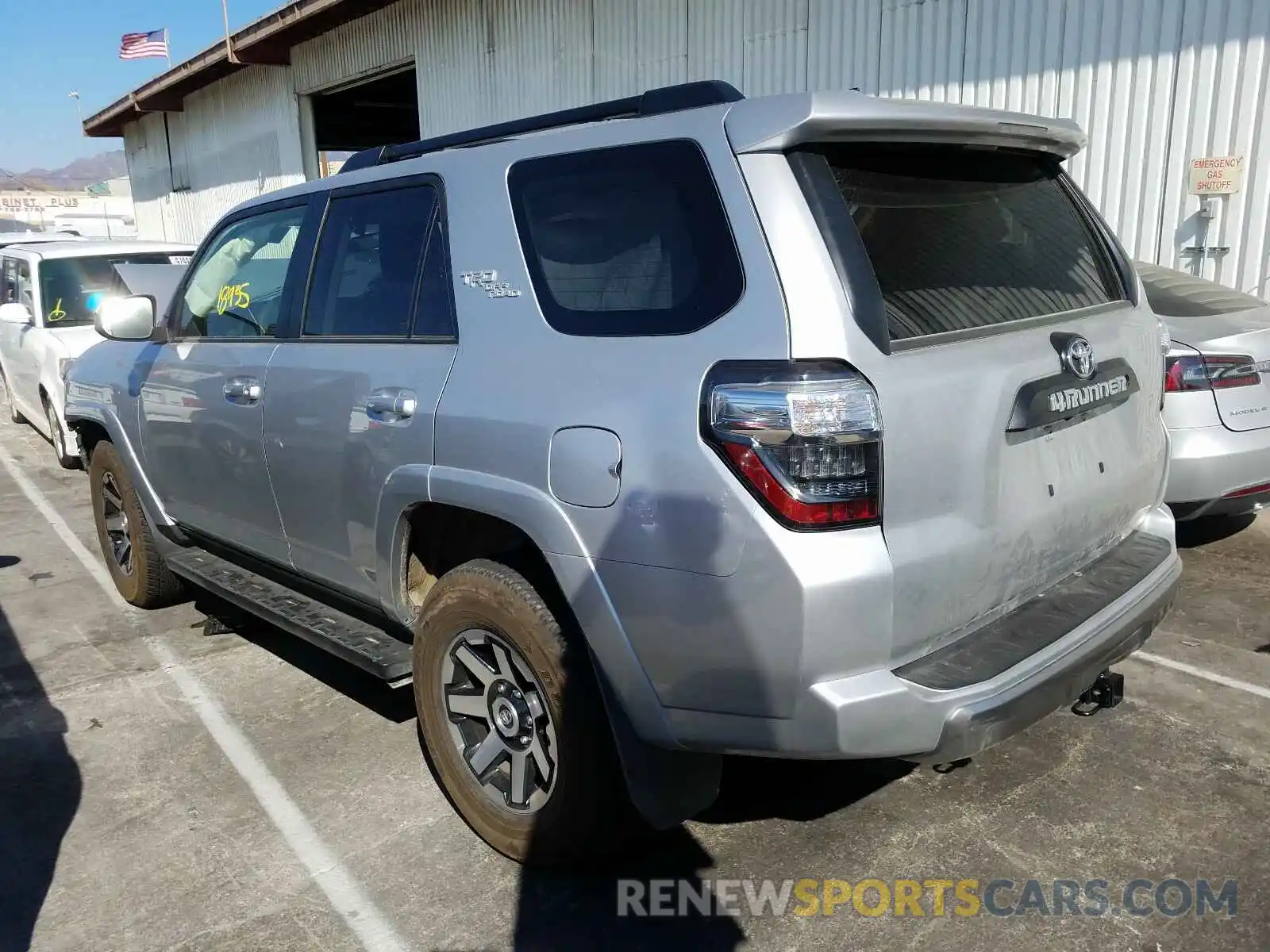 3 Фотография поврежденного автомобиля JTEBU5JRXK5610920 TOYOTA 4RUNNER 2019