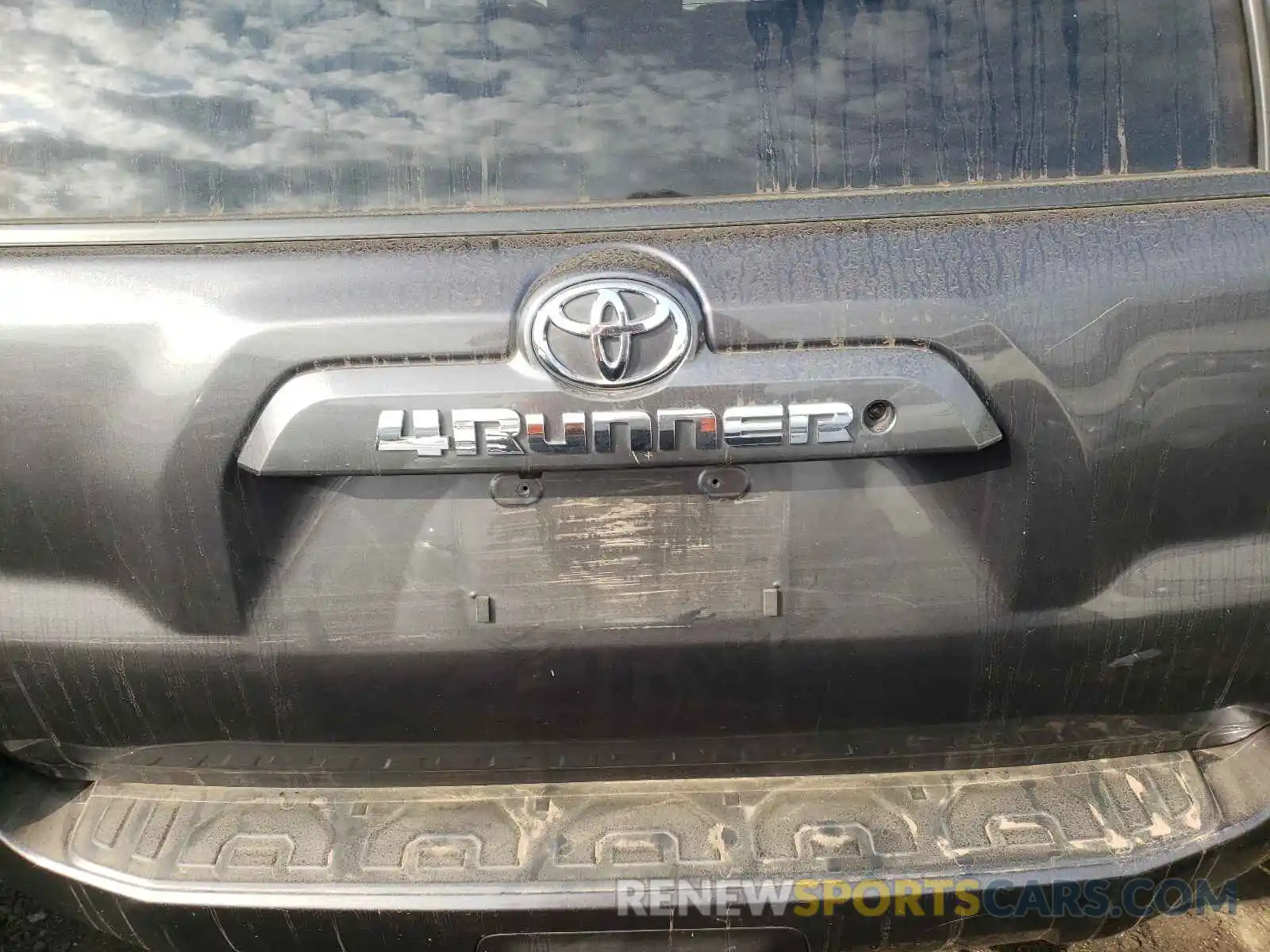 10 Photograph of a damaged car JTEBU5JRXK5614028 TOYOTA 4RUNNER 2019