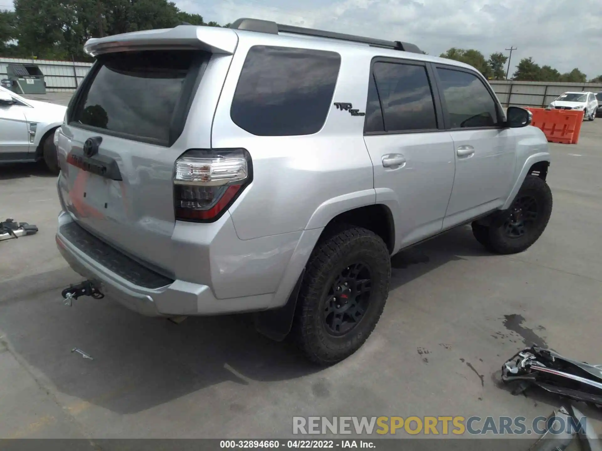 4 Фотография поврежденного автомобиля JTEBU5JRXK5615034 TOYOTA 4RUNNER 2019