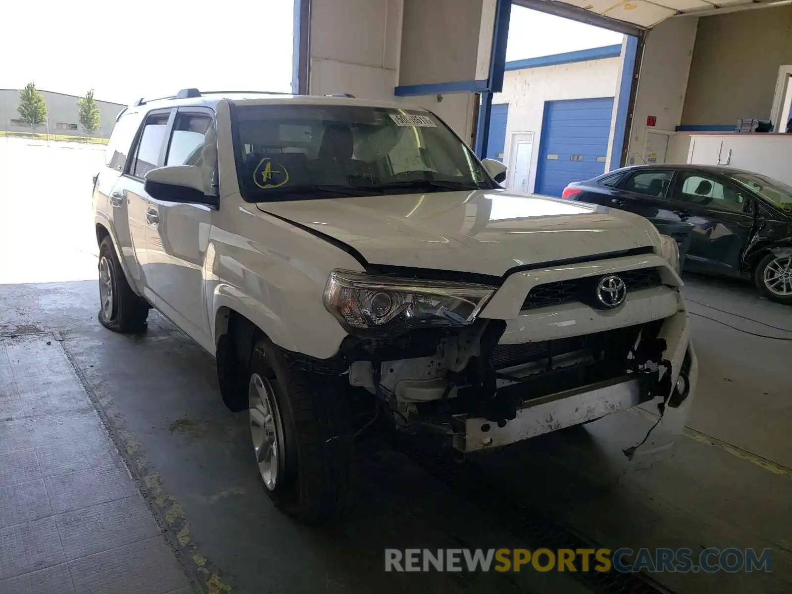 1 Фотография поврежденного автомобиля JTEBU5JRXK5619827 TOYOTA 4RUNNER 2019