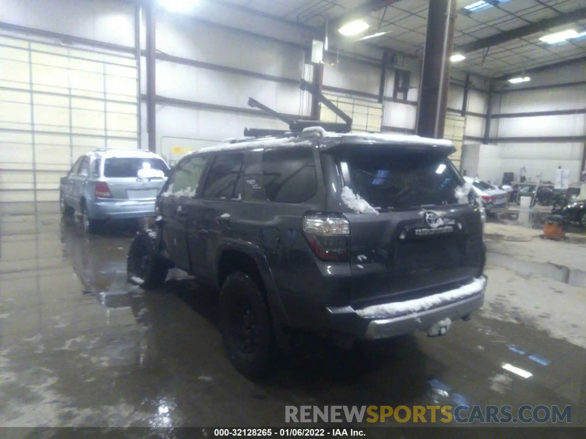 3 Фотография поврежденного автомобиля JTEBU5JRXK5633100 TOYOTA 4RUNNER 2019