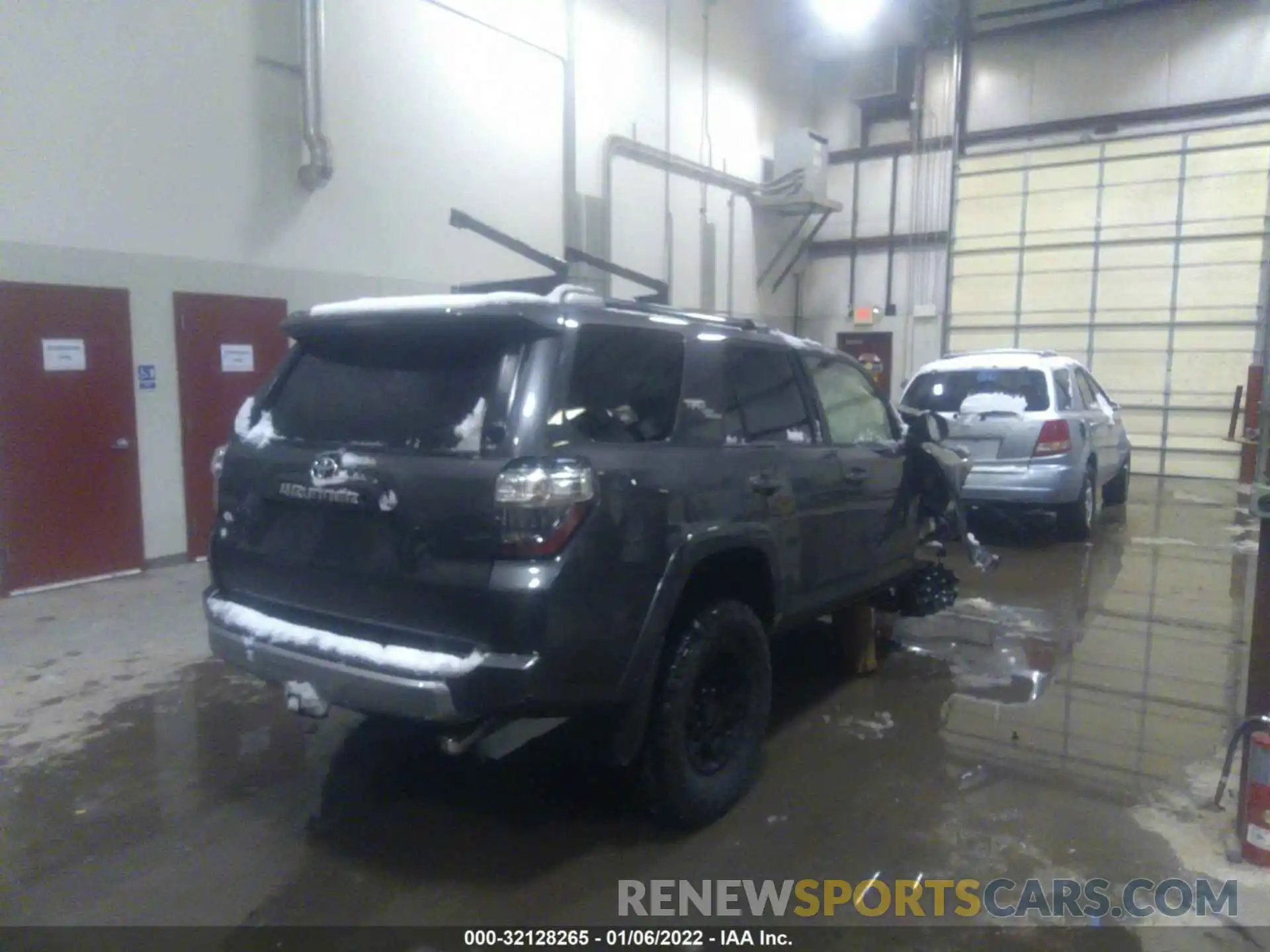 4 Фотография поврежденного автомобиля JTEBU5JRXK5633100 TOYOTA 4RUNNER 2019