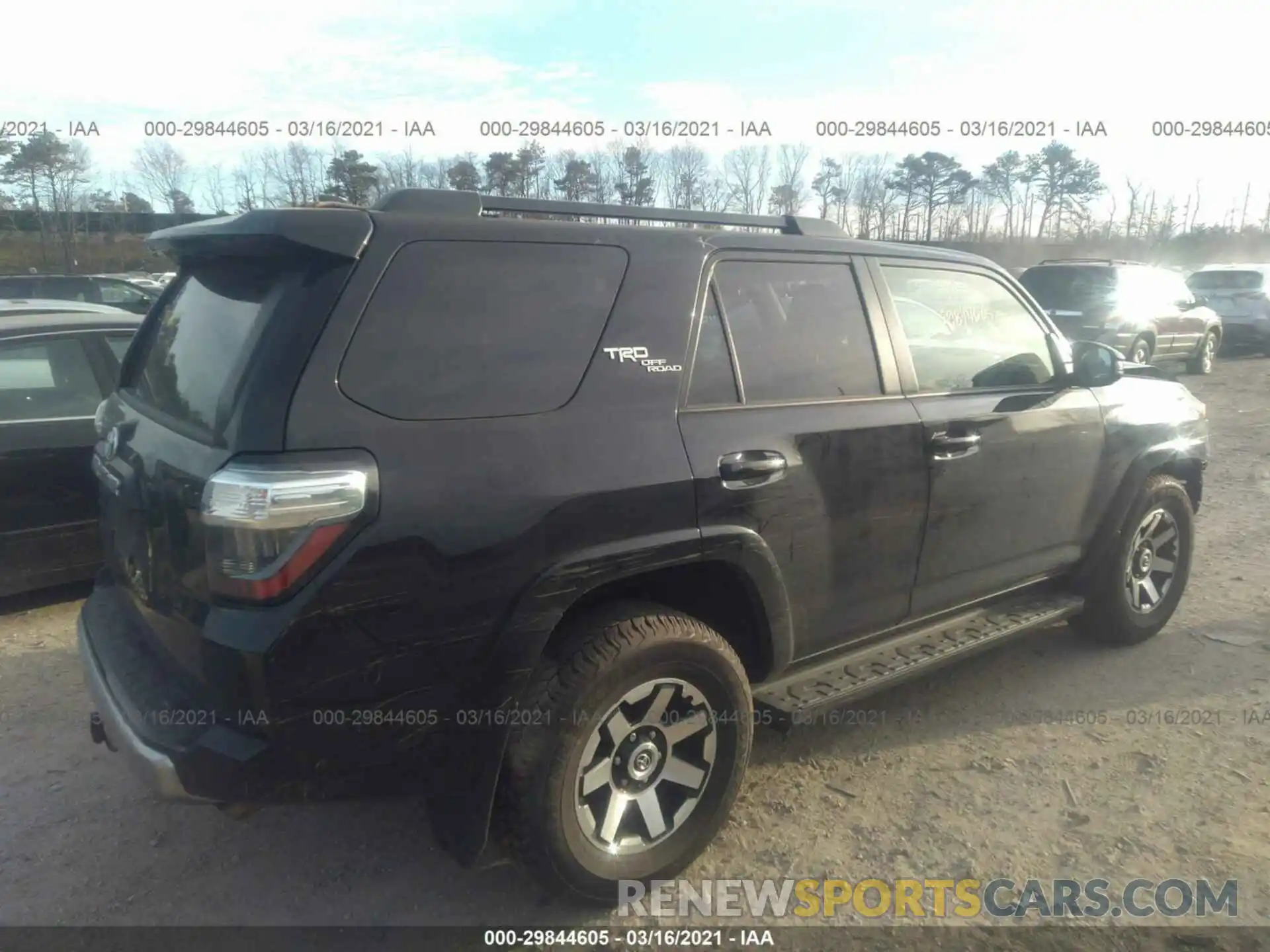 4 Фотография поврежденного автомобиля JTEBU5JRXK5642590 TOYOTA 4RUNNER 2019