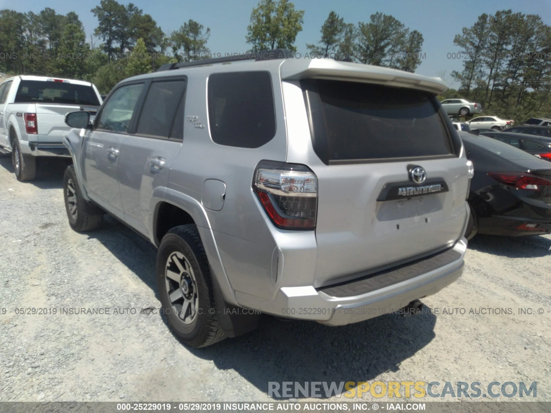 3 Фотография поврежденного автомобиля JTEBU5JRXK5644761 TOYOTA 4RUNNER 2019