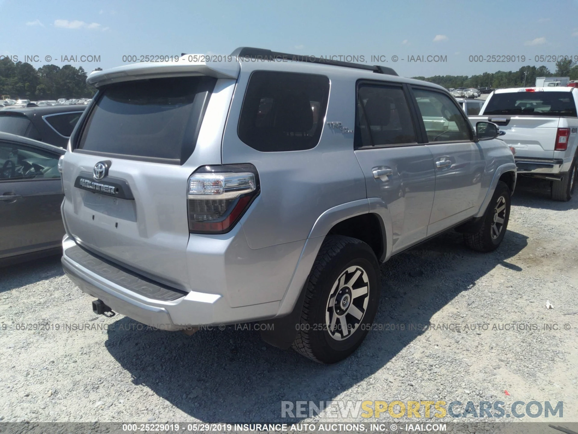 4 Фотография поврежденного автомобиля JTEBU5JRXK5644761 TOYOTA 4RUNNER 2019