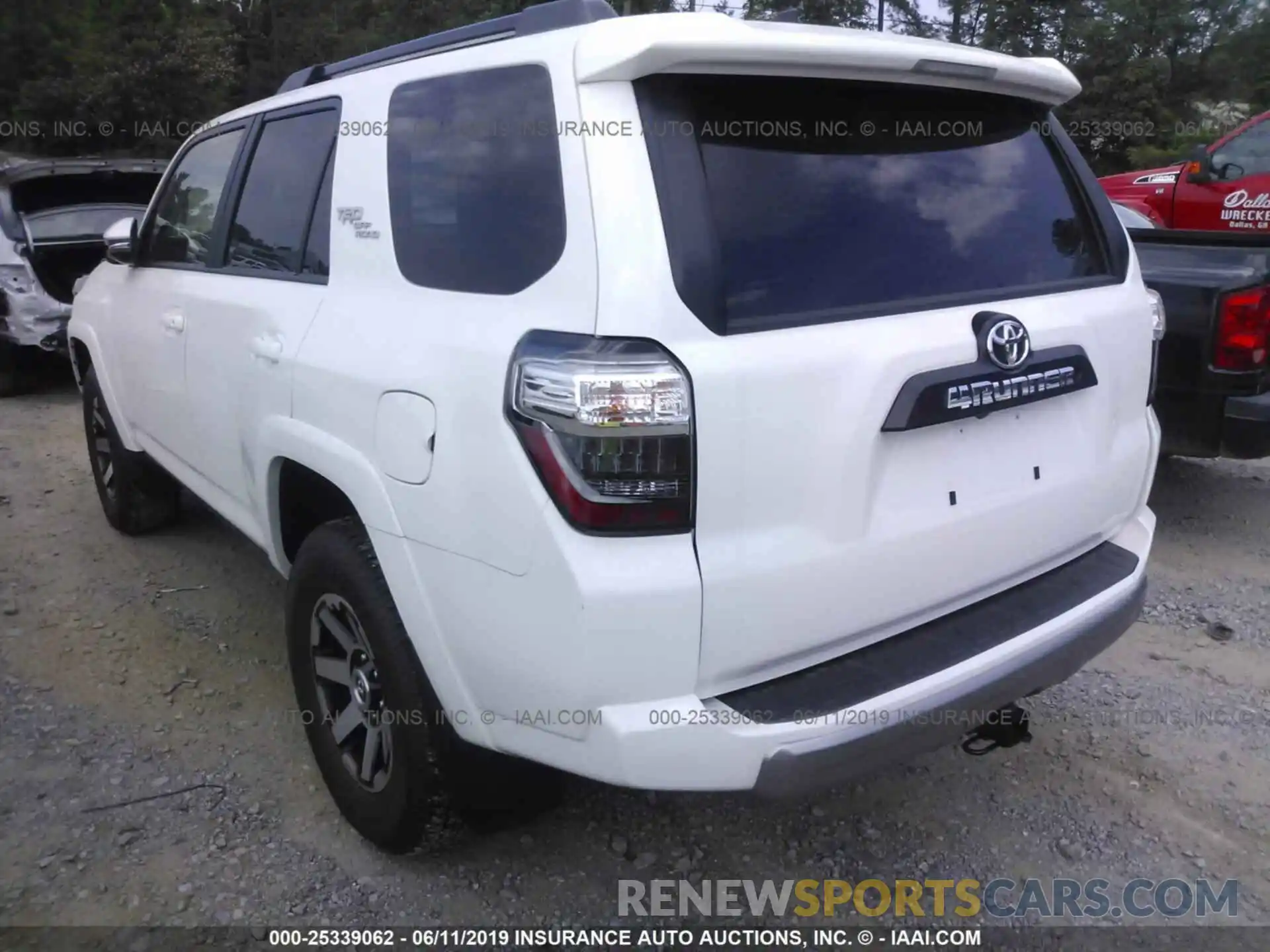 3 Фотография поврежденного автомобиля JTEBU5JRXK5669949 TOYOTA 4RUNNER 2019