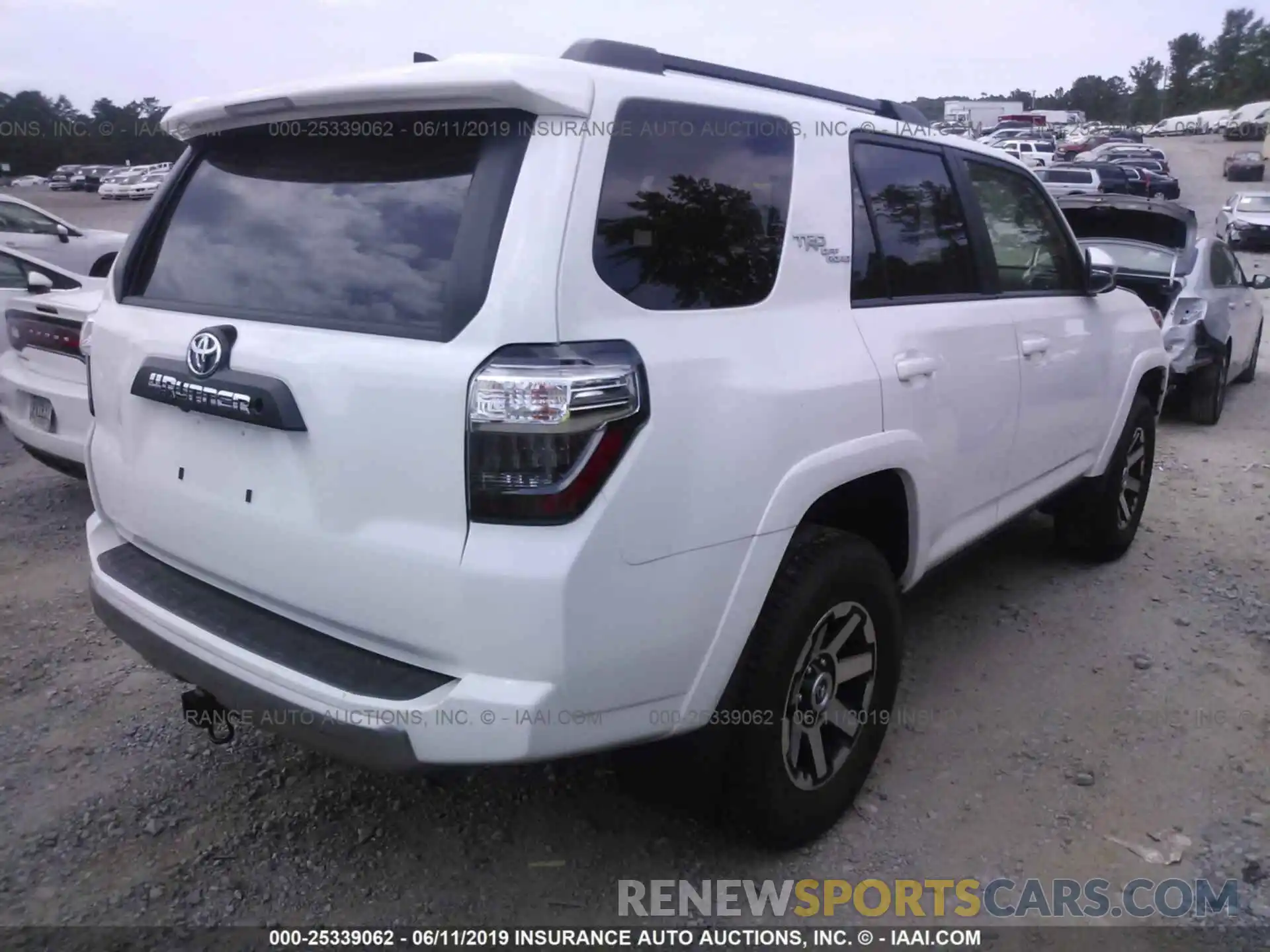 4 Фотография поврежденного автомобиля JTEBU5JRXK5669949 TOYOTA 4RUNNER 2019