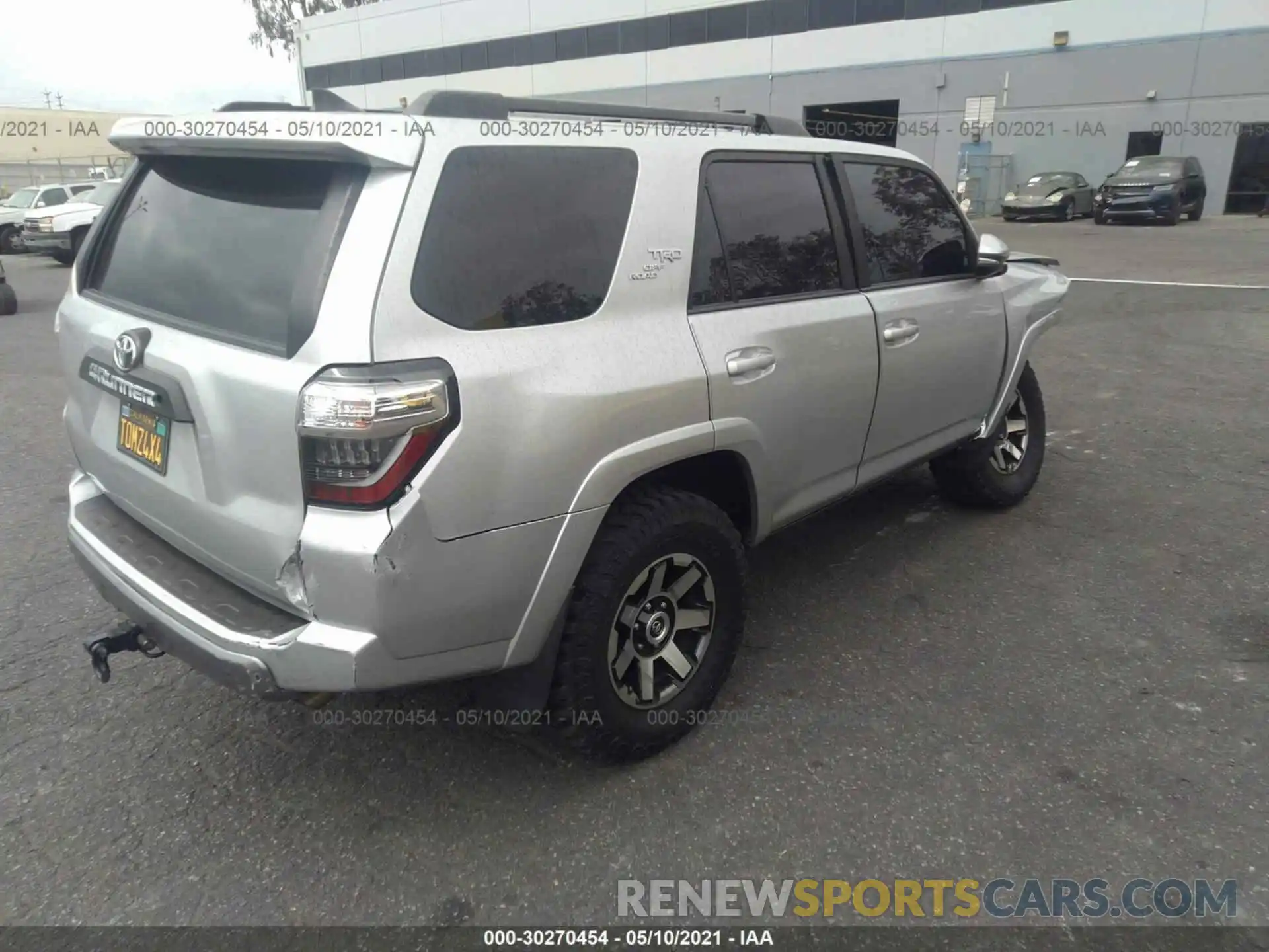 4 Фотография поврежденного автомобиля JTEBU5JRXK5677209 TOYOTA 4RUNNER 2019