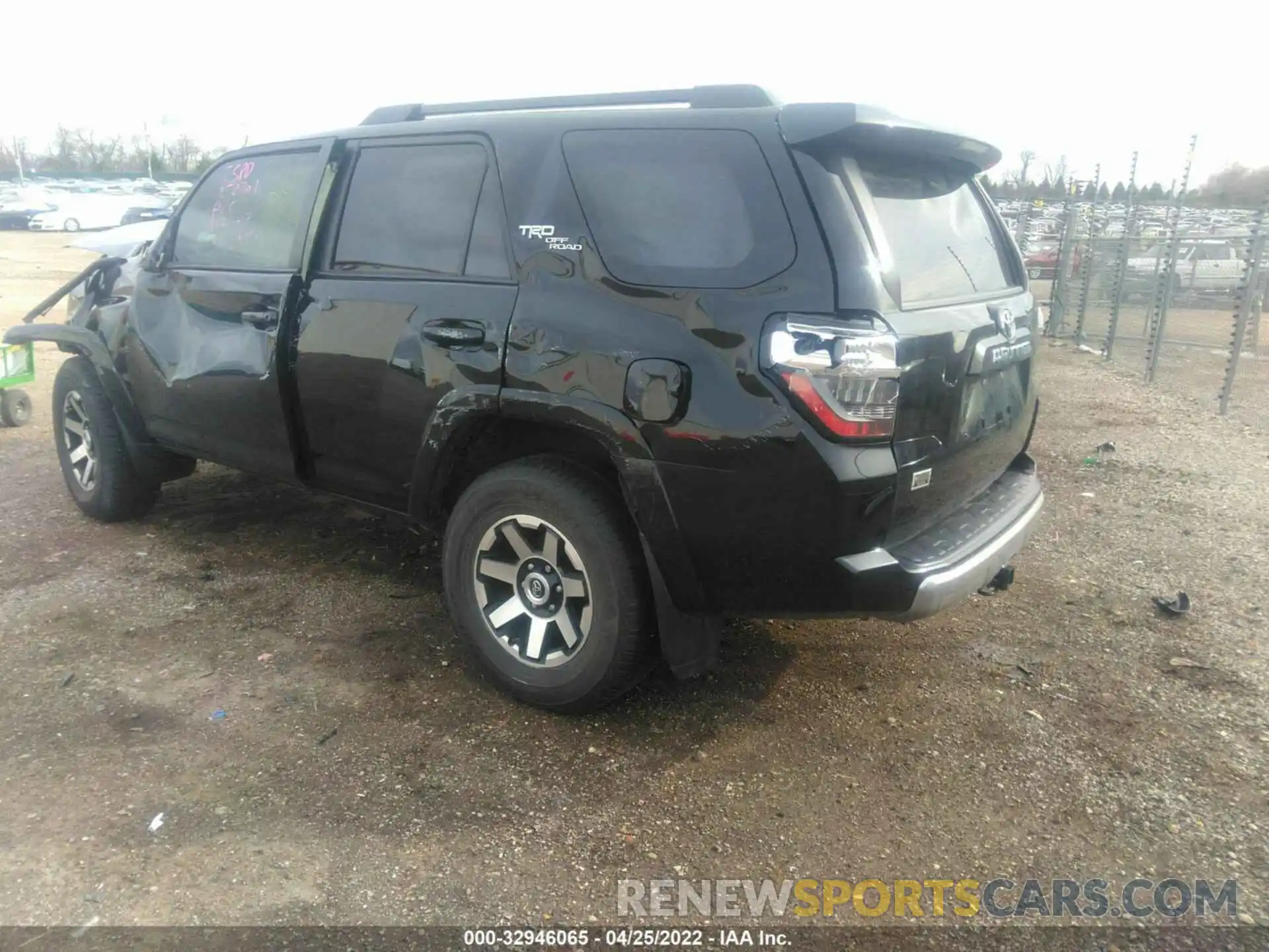 3 Фотография поврежденного автомобиля JTEBU5JRXK5681809 TOYOTA 4RUNNER 2019