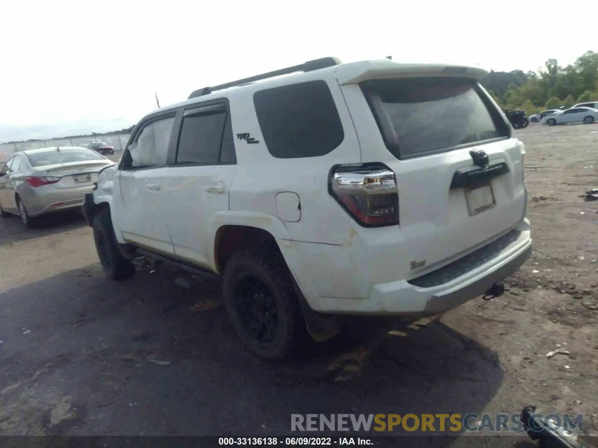 3 Фотография поврежденного автомобиля JTEBU5JRXK5698335 TOYOTA 4RUNNER 2019