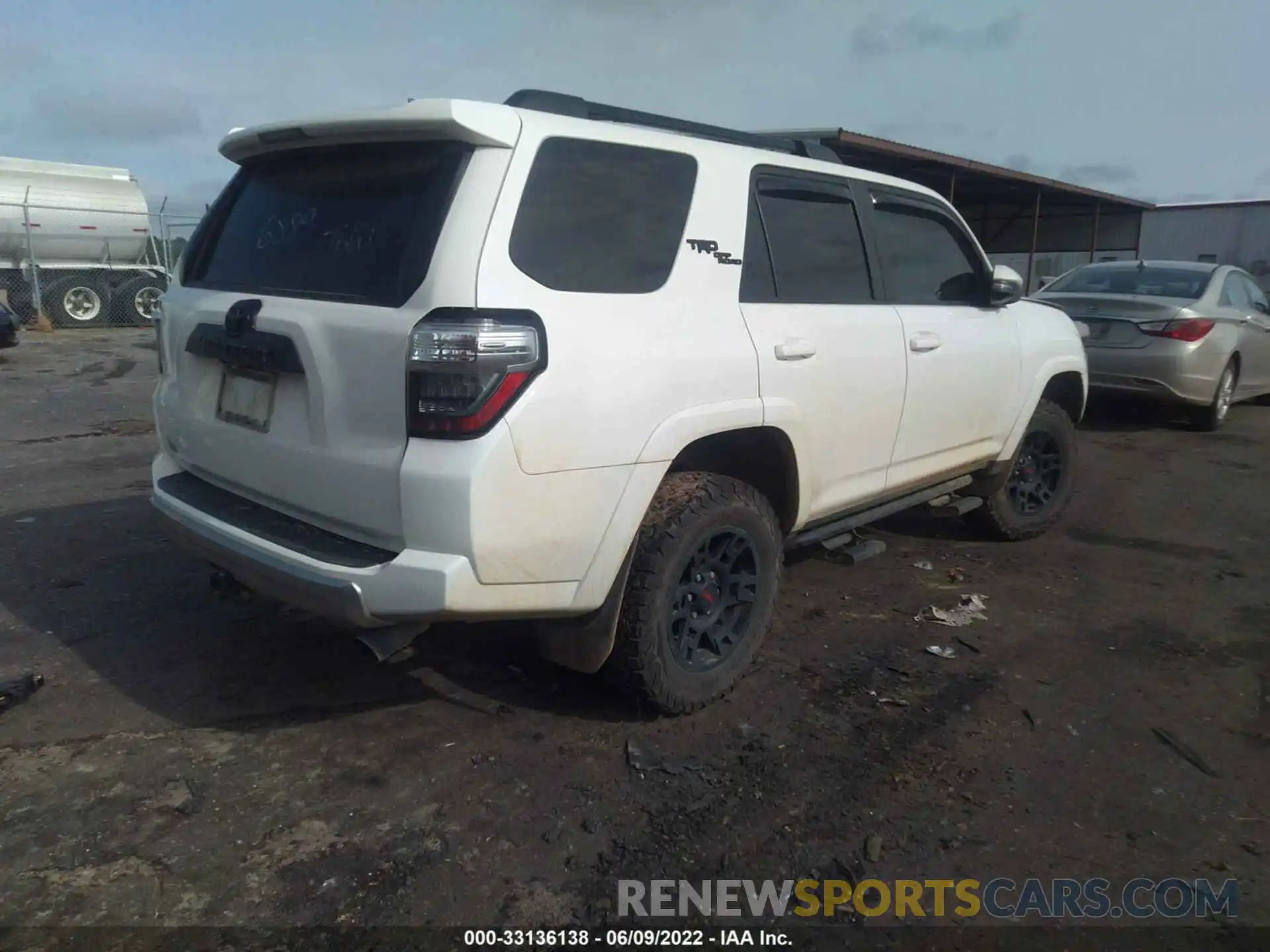 4 Фотография поврежденного автомобиля JTEBU5JRXK5698335 TOYOTA 4RUNNER 2019