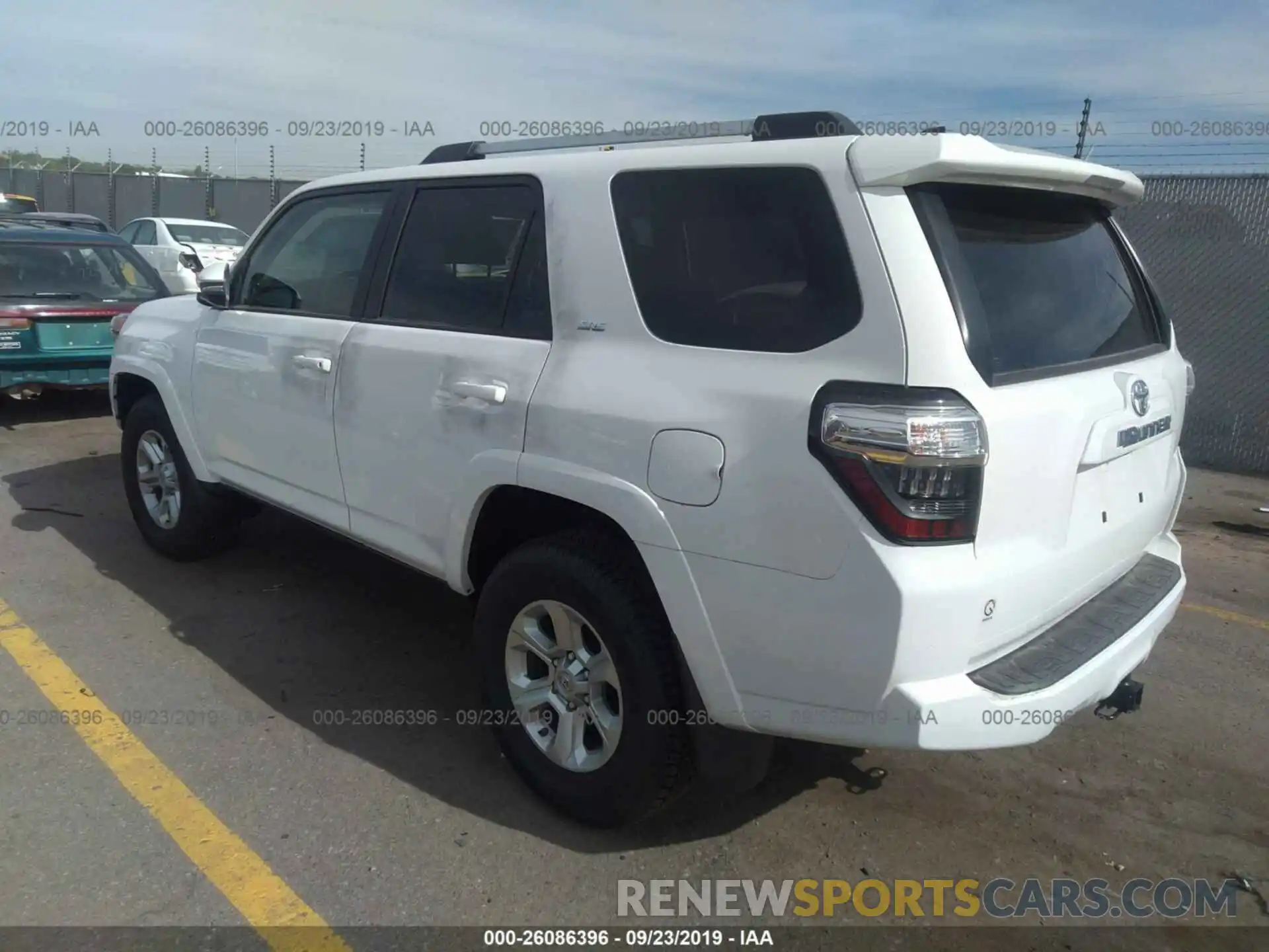 3 Фотография поврежденного автомобиля JTEBU5JRXK5705350 TOYOTA 4RUNNER 2019