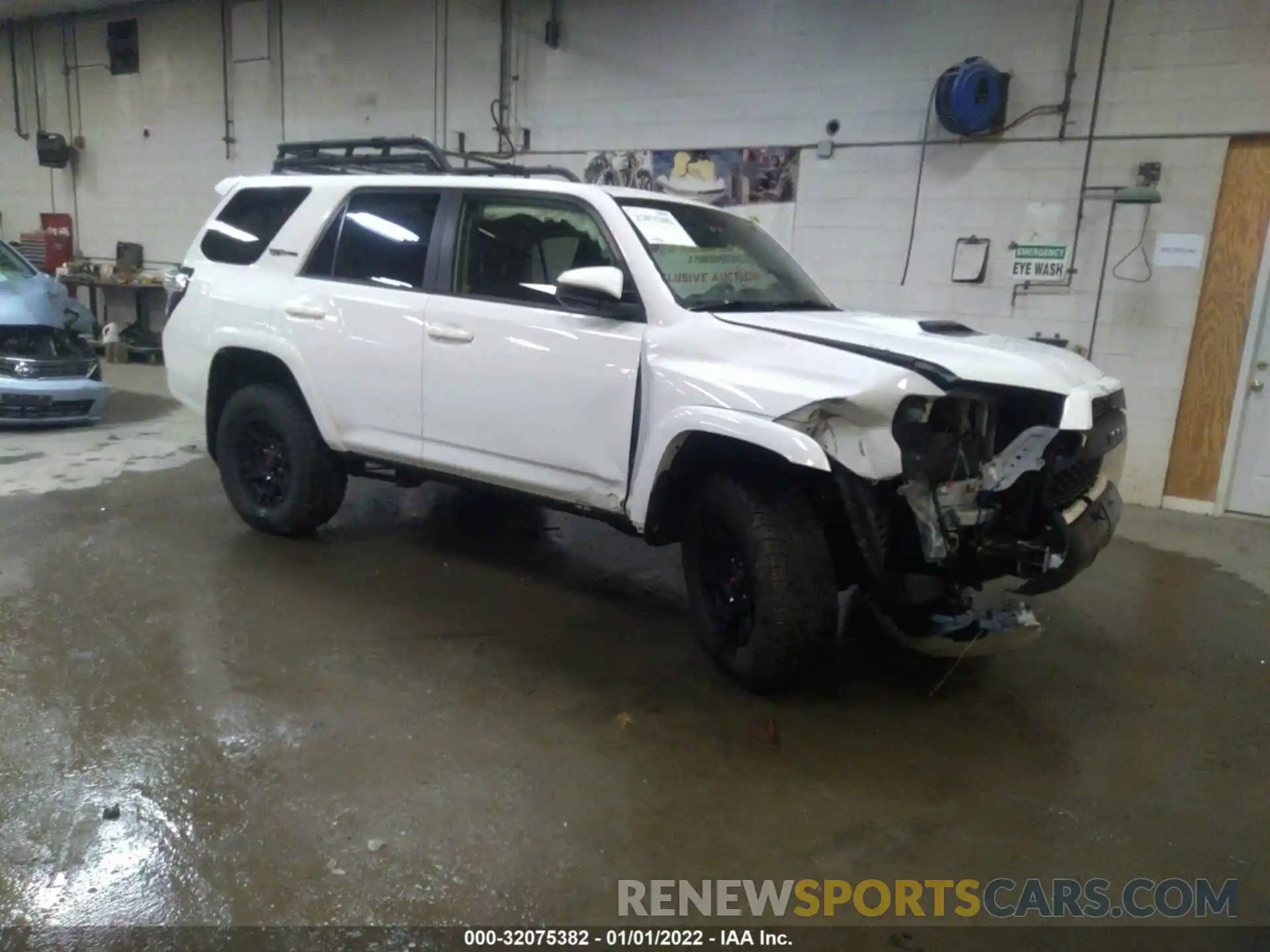 1 Фотография поврежденного автомобиля JTEBU5JRXK5710810 TOYOTA 4RUNNER 2019