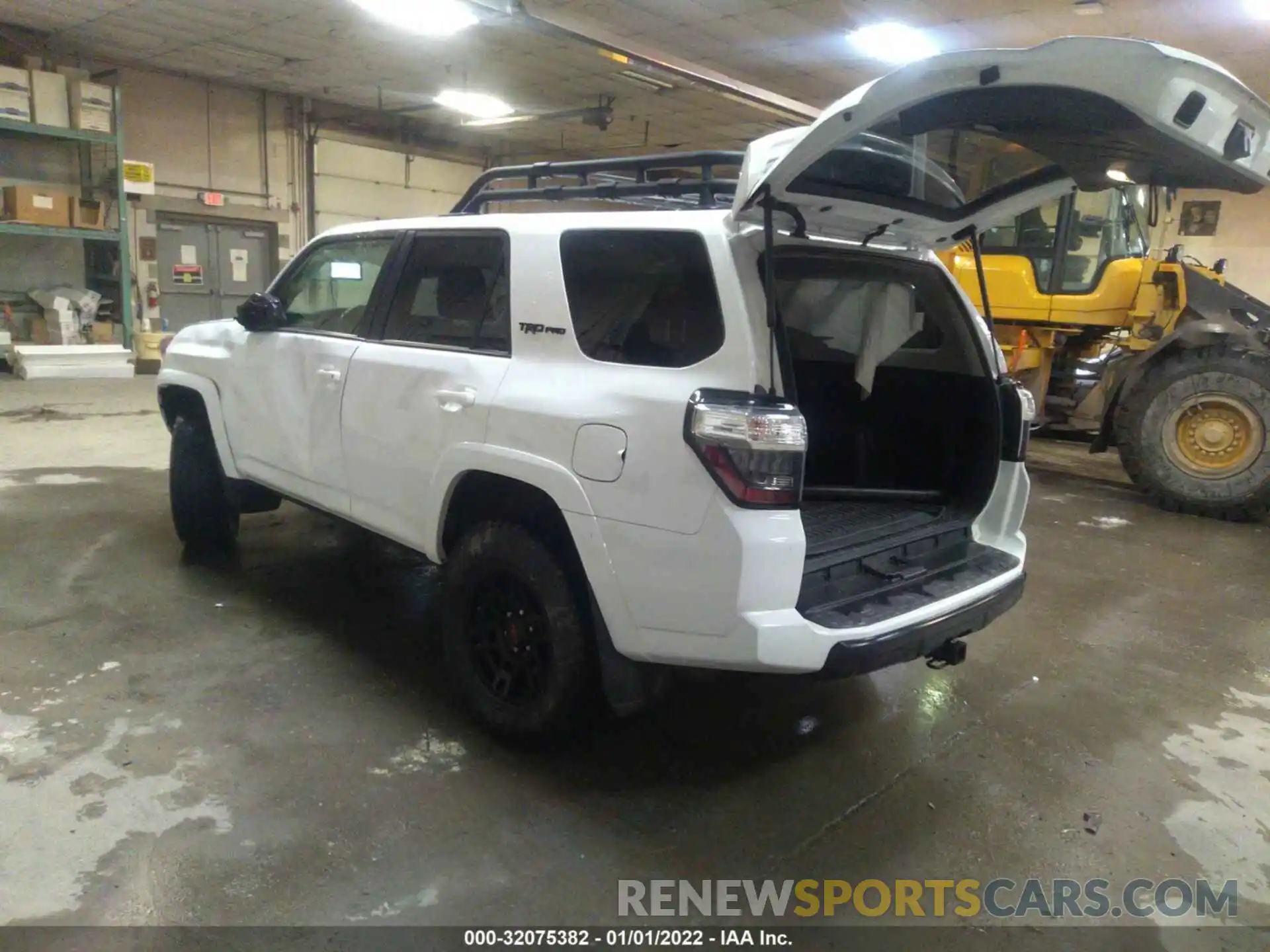 3 Фотография поврежденного автомобиля JTEBU5JRXK5710810 TOYOTA 4RUNNER 2019