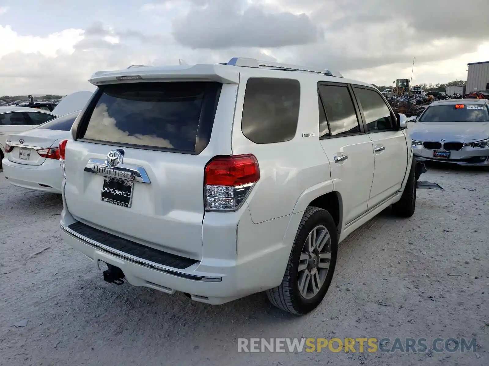 4 Photograph of a damaged car JTEZU5JR0B5032731 TOYOTA 4RUNNER 2019