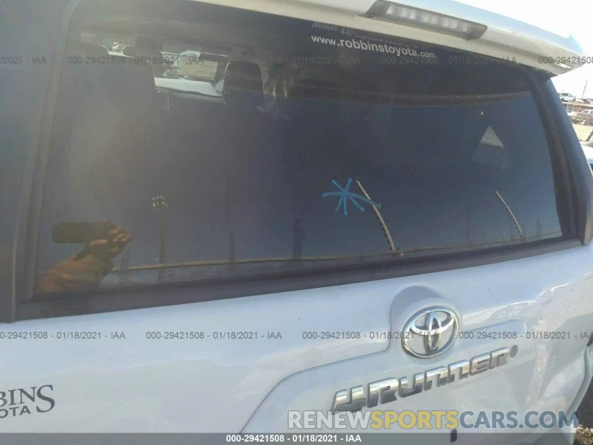 8 Photograph of a damaged car JTEZU5JR0K5212985 TOYOTA 4RUNNER 2019