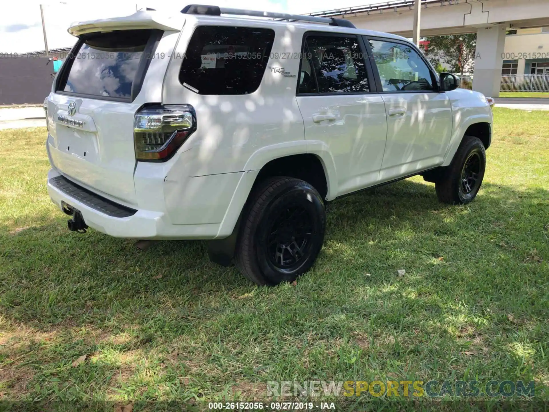 4 Photograph of a damaged car JTEZU5JR2K5204869 TOYOTA 4RUNNER 2019