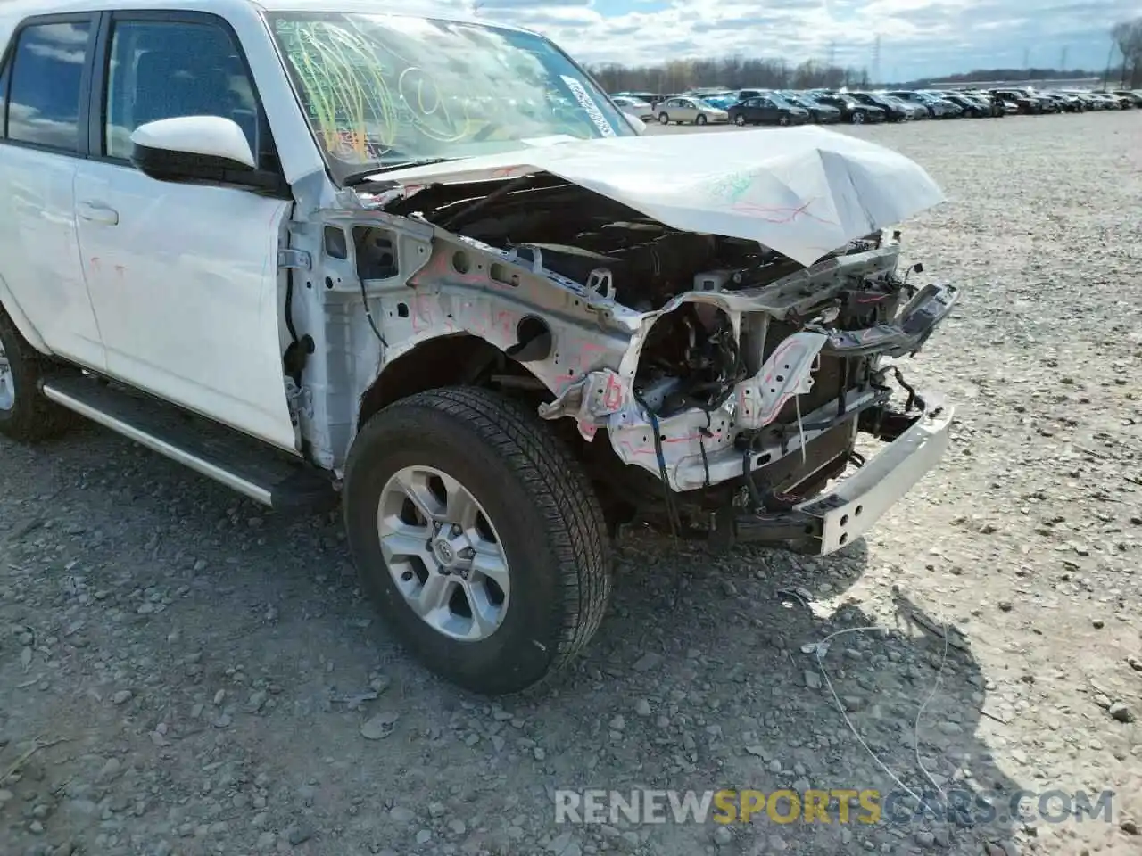 9 Photograph of a damaged car JTEZU5JR6K5194637 TOYOTA 4RUNNER 2019