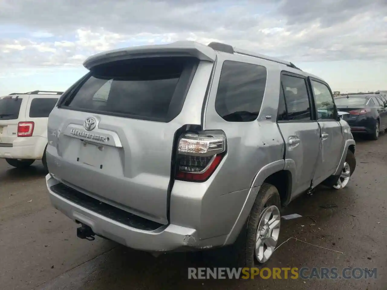 4 Photograph of a damaged car JTEZU5JR6K5199109 TOYOTA 4RUNNER 2019