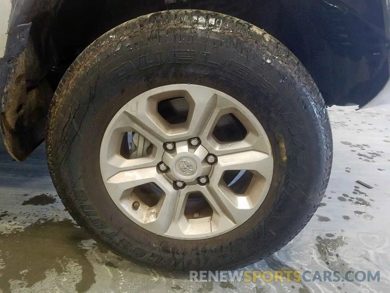 9 Photograph of a damaged car JTEZU5JR8K5203063 TOYOTA 4RUNNER 2019