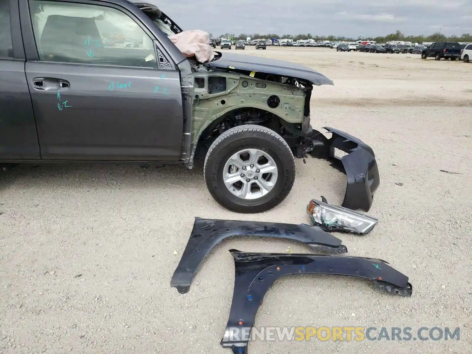 9 Photograph of a damaged car JTEZU5JR8K5209641 TOYOTA 4RUNNER 2019