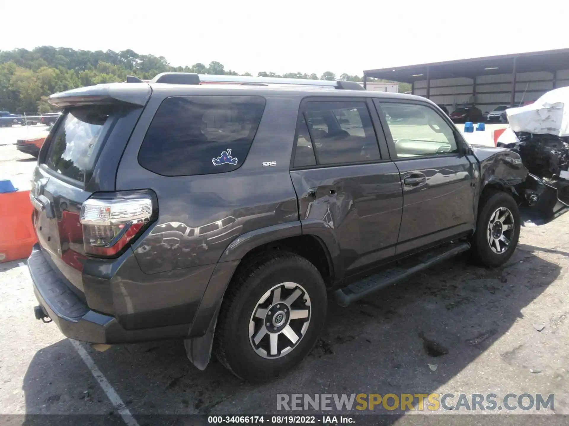 4 Photograph of a damaged car JTEZU5JR9K5203394 TOYOTA 4RUNNER 2019