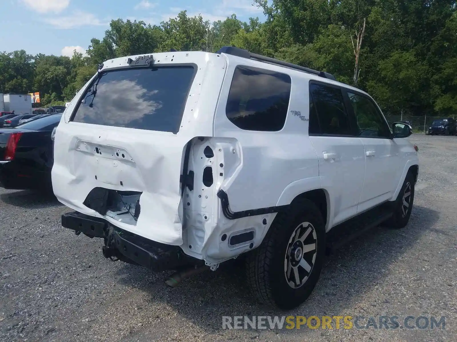 4 Photograph of a damaged car JTEBU5JR0L5743672 TOYOTA 4RUNNER 2020