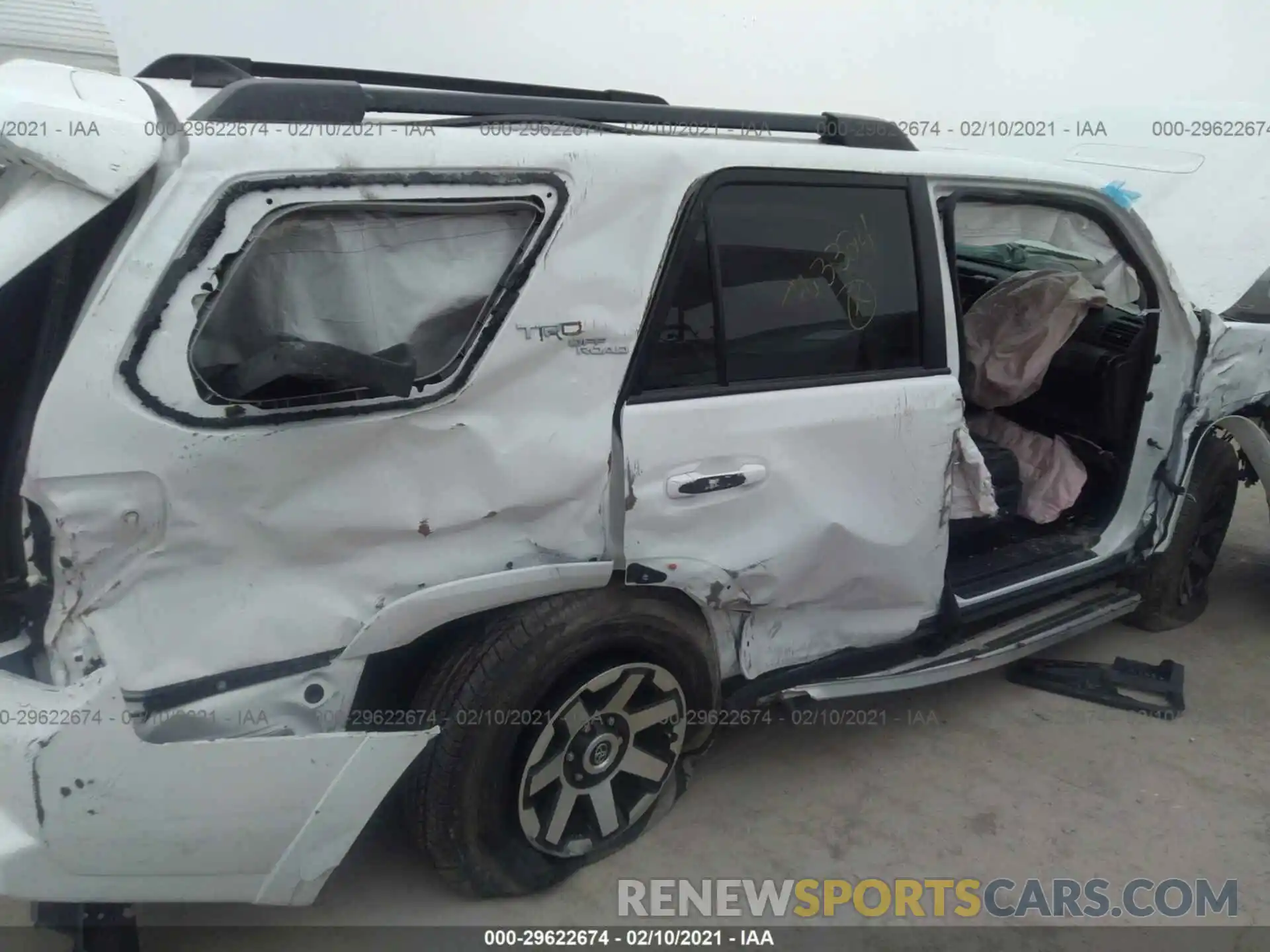 6 Photograph of a damaged car JTEBU5JR0L5763324 TOYOTA 4RUNNER 2020