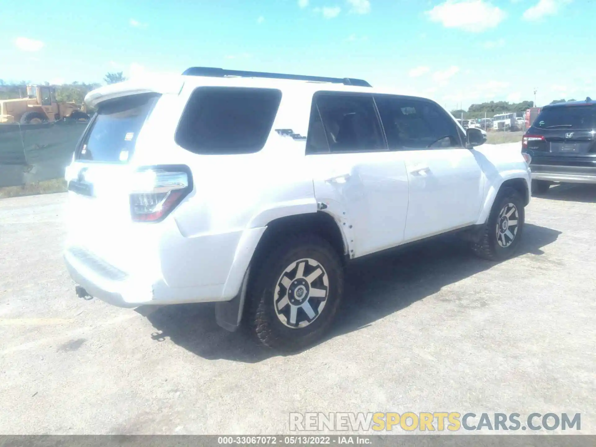 4 Photograph of a damaged car JTEBU5JR0L5772881 TOYOTA 4RUNNER 2020