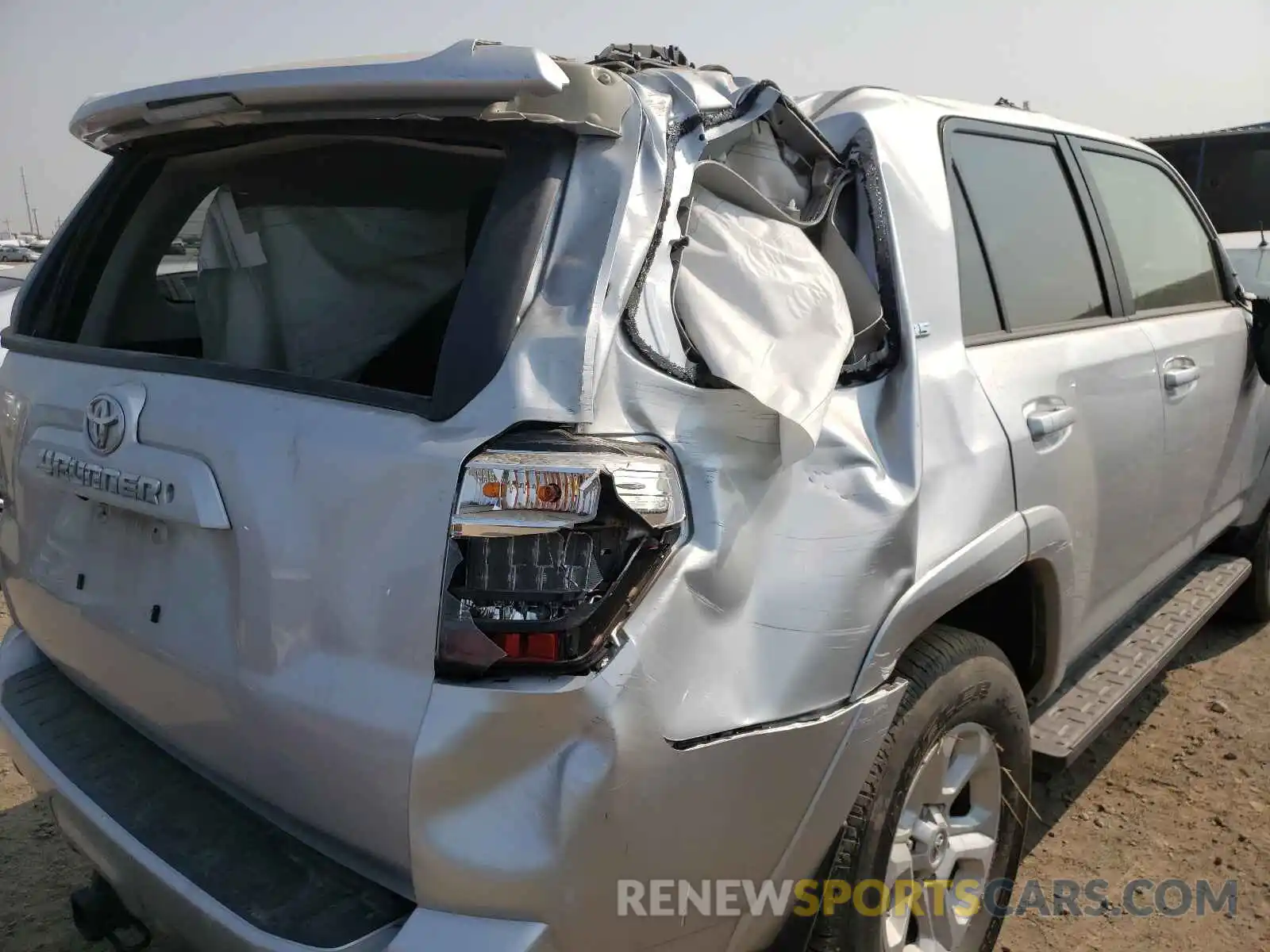 9 Photograph of a damaged car JTEBU5JR0L5784027 TOYOTA 4RUNNER 2020