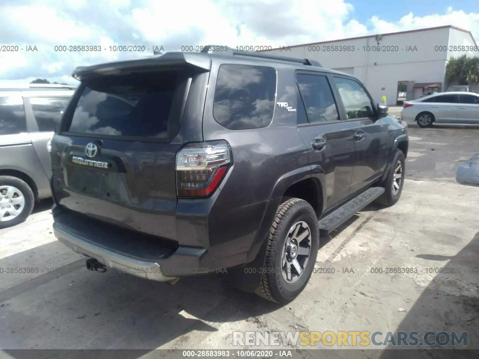 4 Фотография поврежденного автомобиля JTEBU5JR0L5785808 TOYOTA 4RUNNER 2020