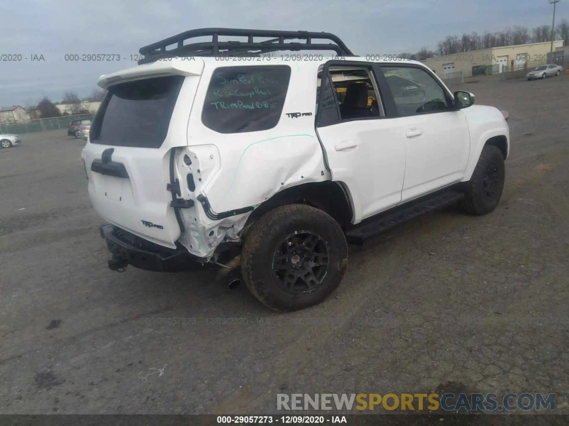 4 Photograph of a damaged car JTEBU5JR0L5814403 TOYOTA 4RUNNER 2020