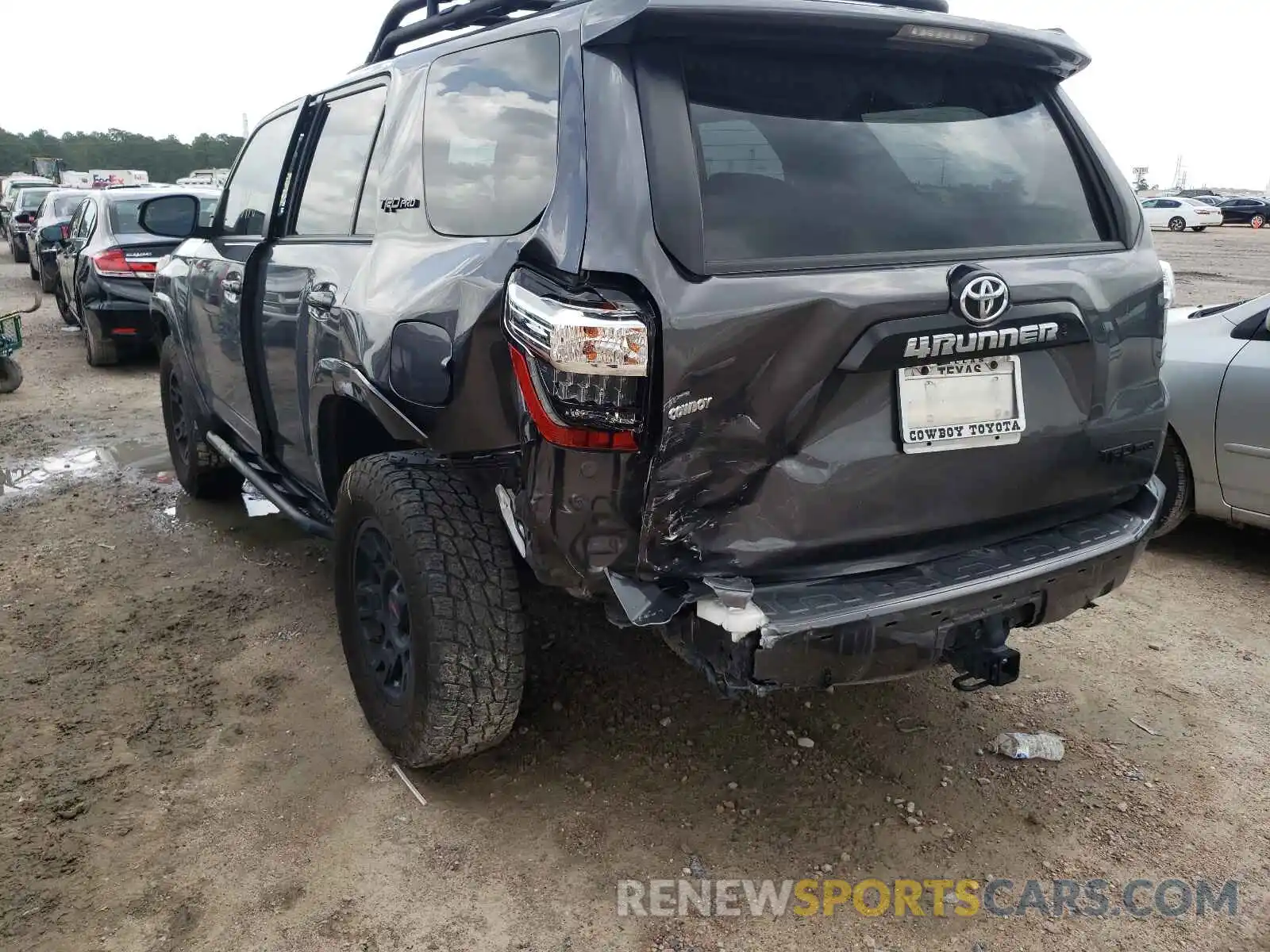 9 Photograph of a damaged car JTEBU5JR1L5761856 TOYOTA 4RUNNER 2020