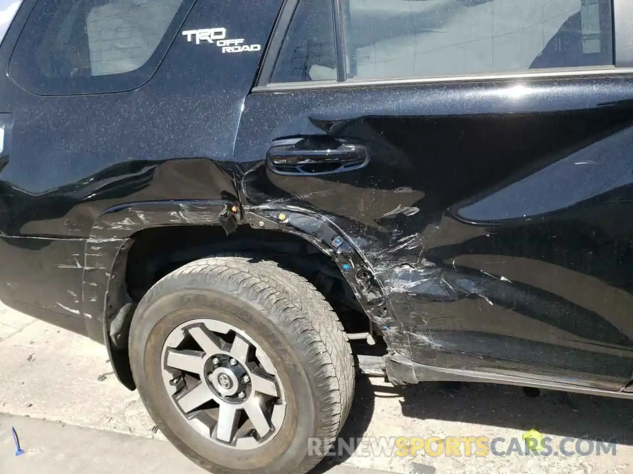 9 Photograph of a damaged car JTEBU5JR1L5774235 TOYOTA 4RUNNER 2020