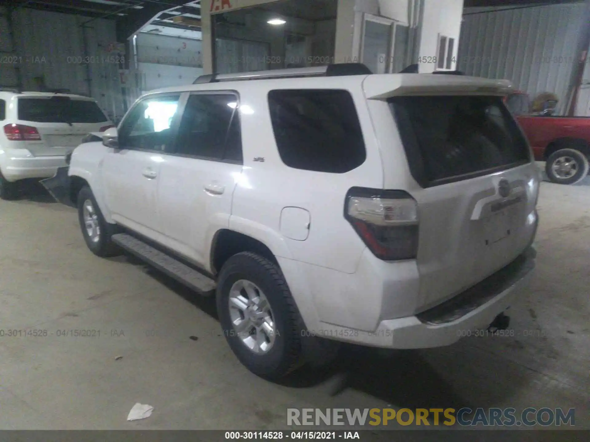 3 Фотография поврежденного автомобиля JTEBU5JR1L5789561 TOYOTA 4RUNNER 2020