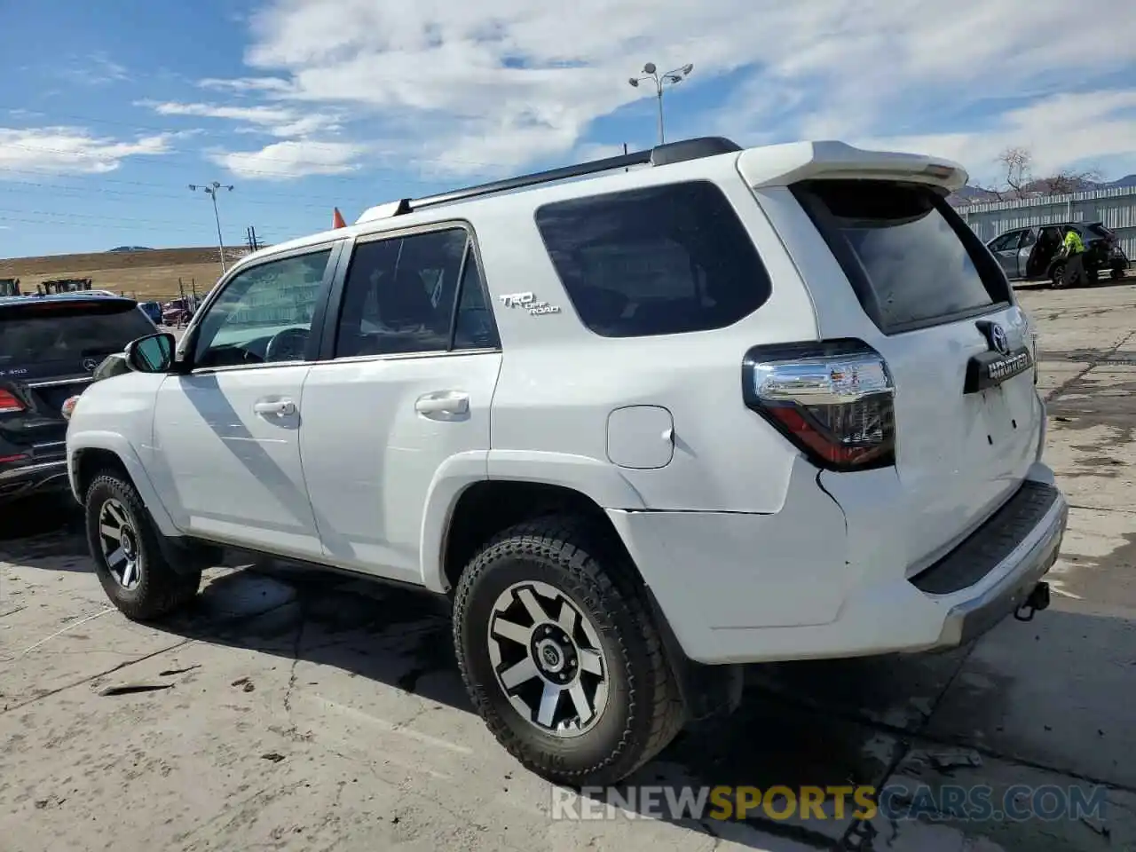 2 Photograph of a damaged car JTEBU5JR2L5779833 TOYOTA 4RUNNER 2020