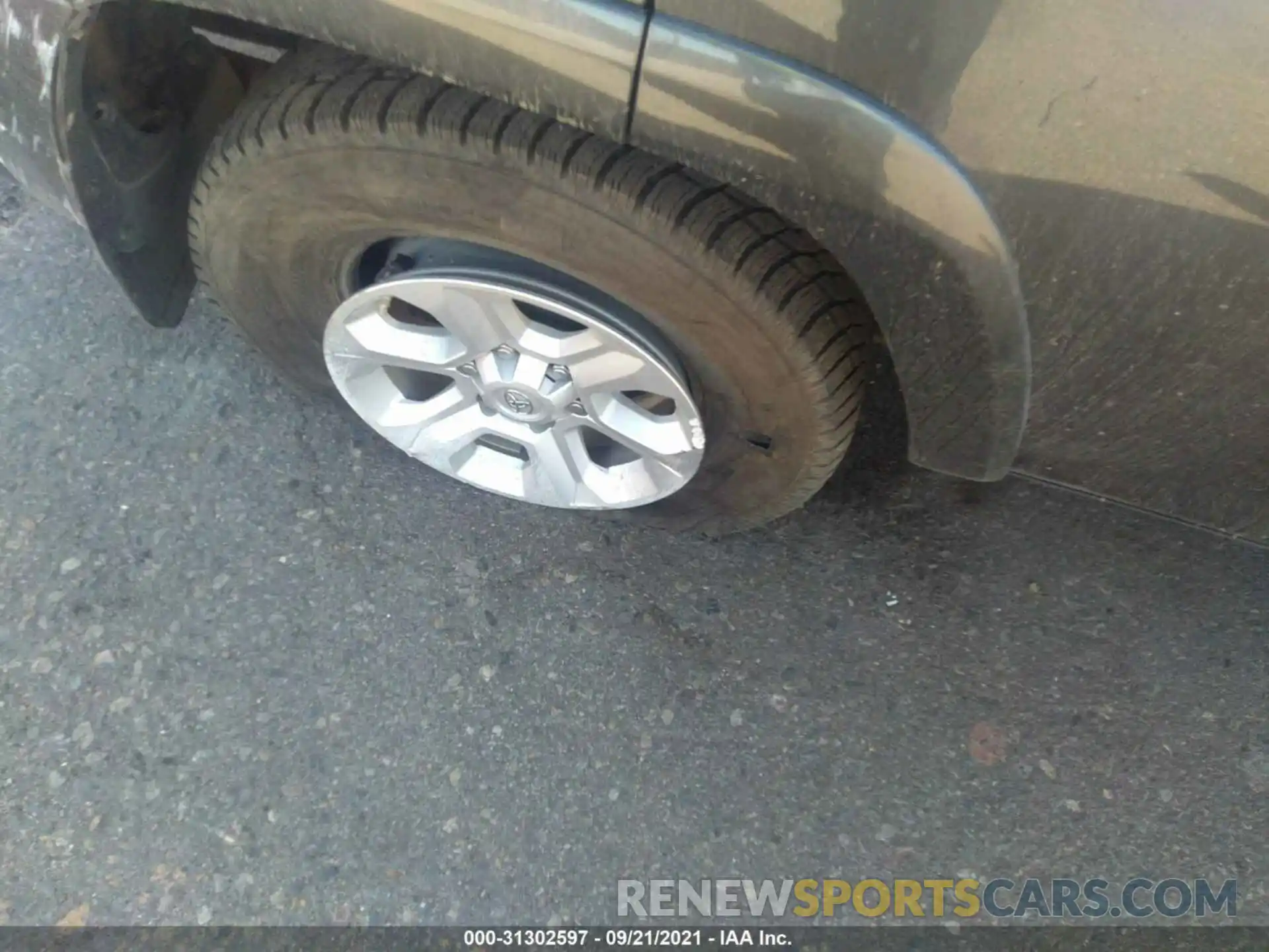 16 Photograph of a damaged car JTEBU5JR3L5742886 TOYOTA 4RUNNER 2020