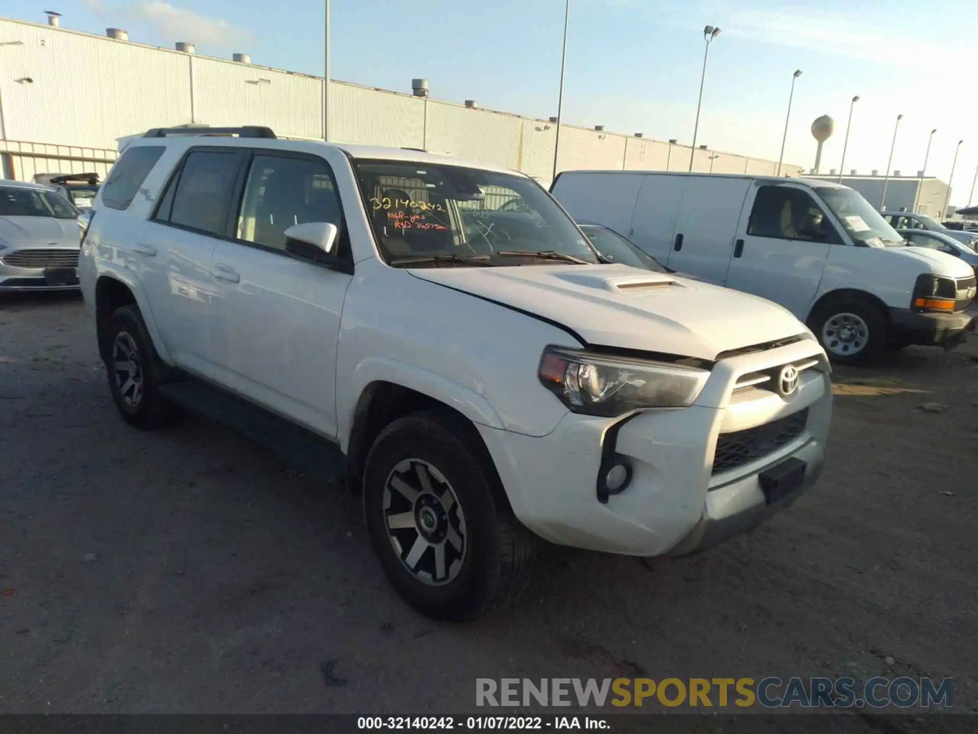 1 Photograph of a damaged car JTEBU5JR3L5792588 TOYOTA 4RUNNER 2020