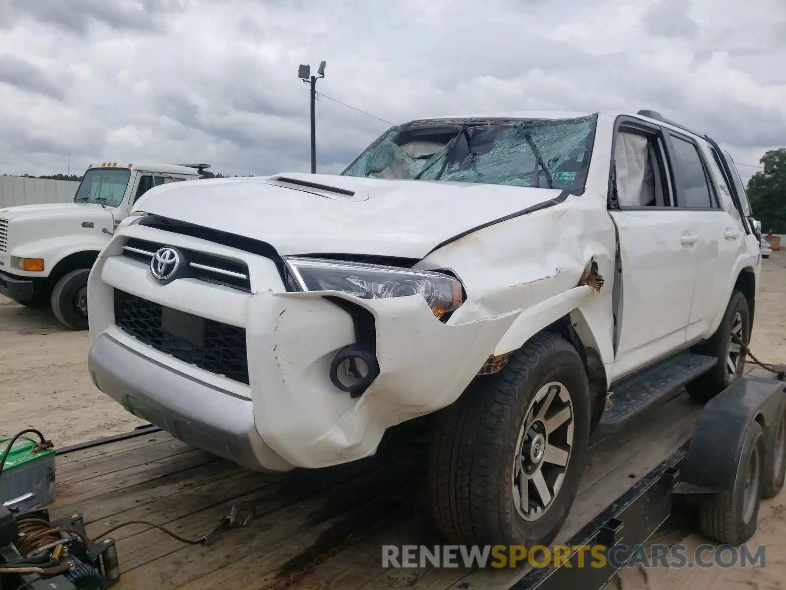 2 Photograph of a damaged car JTEBU5JR3L5795250 TOYOTA 4RUNNER 2020