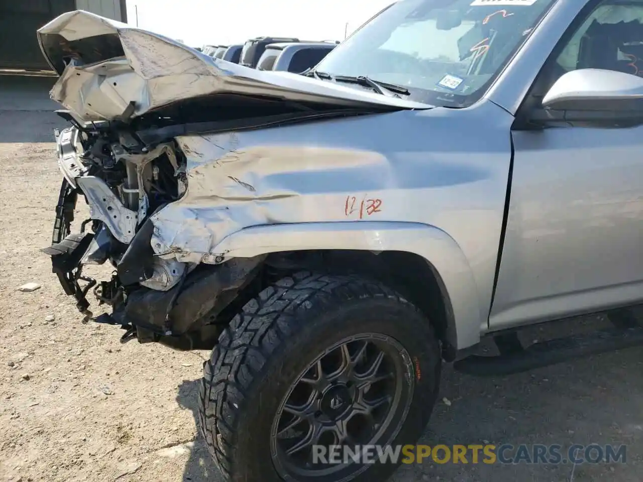 9 Photograph of a damaged car JTEBU5JR4L5739544 TOYOTA 4RUNNER 2020