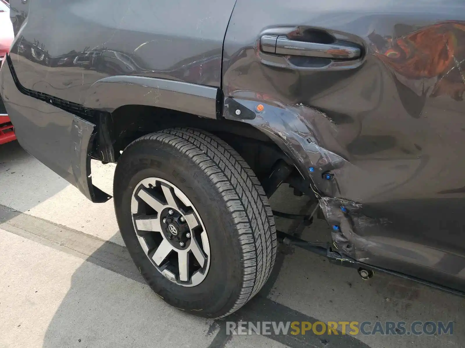 9 Photograph of a damaged car JTEBU5JR4L5755873 TOYOTA 4RUNNER 2020