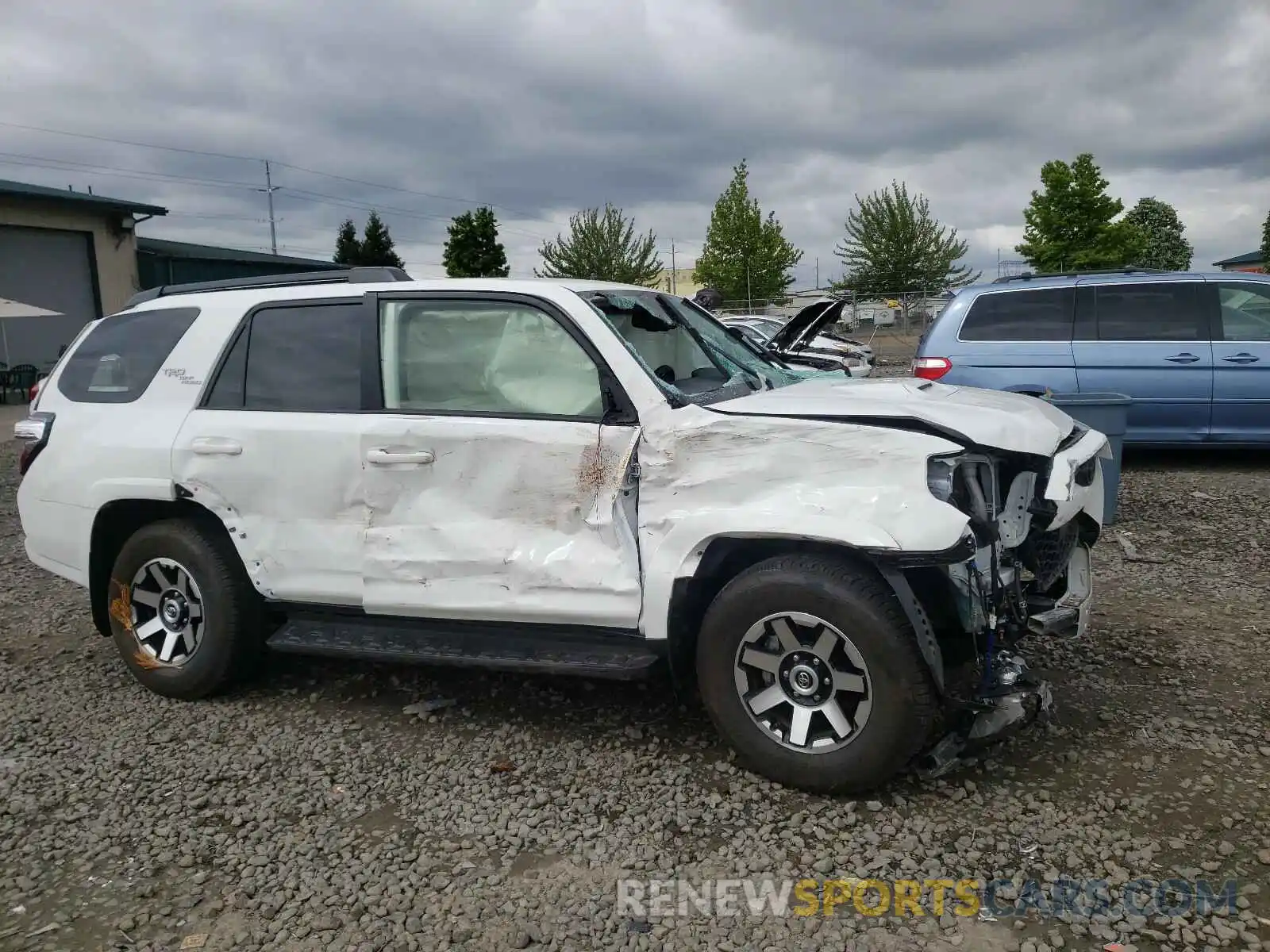 9 Photograph of a damaged car JTEBU5JR4L5779042 TOYOTA 4RUNNER 2020