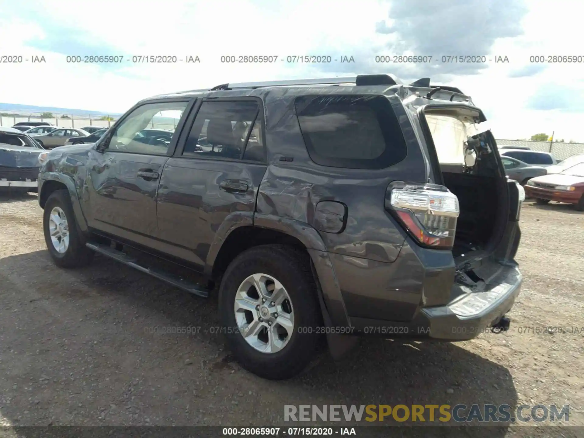 3 Фотография поврежденного автомобиля JTEBU5JR4L5799386 TOYOTA 4RUNNER 2020