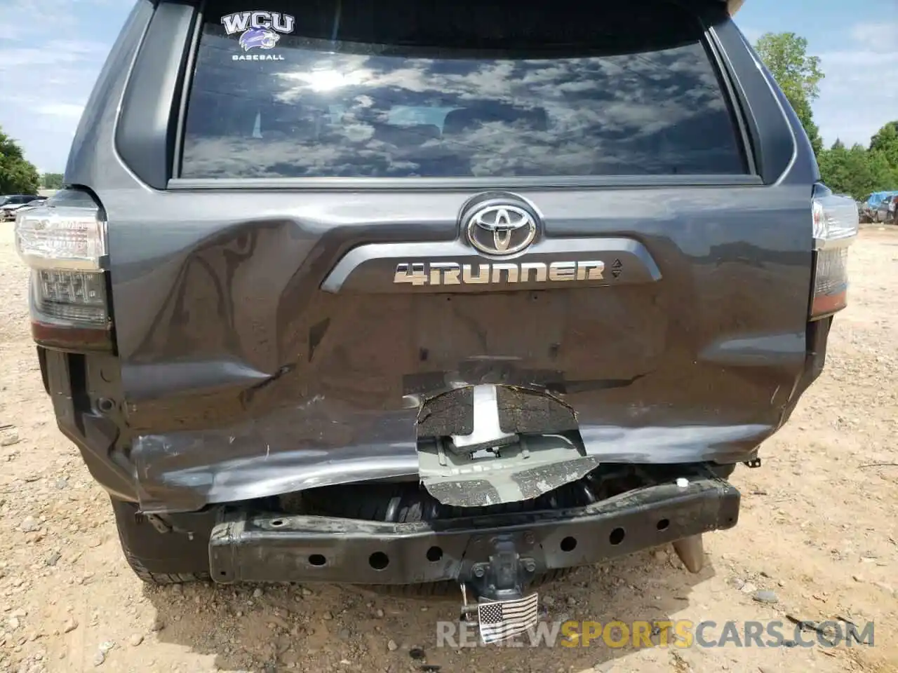 9 Photograph of a damaged car JTEBU5JR5L5786663 TOYOTA 4RUNNER 2020