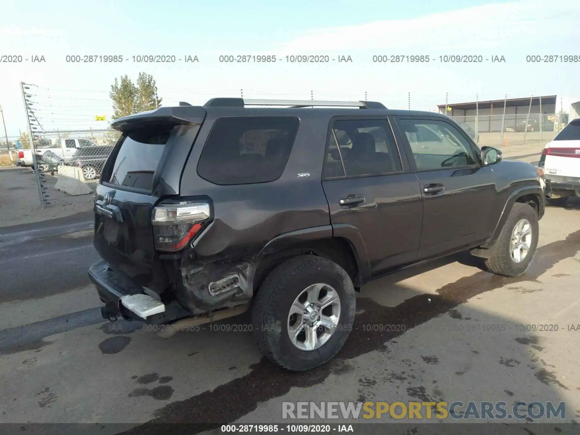 4 Photograph of a damaged car JTEBU5JR5L5792995 TOYOTA 4RUNNER 2020