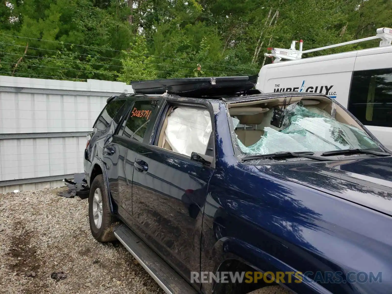 9 Photograph of a damaged car JTEBU5JR5L5810735 TOYOTA 4RUNNER 2020