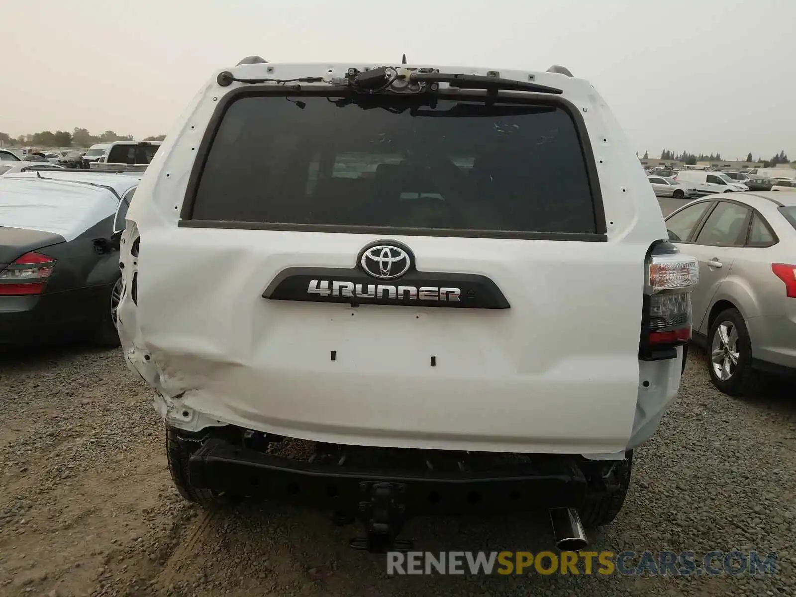 9 Photograph of a damaged car JTEBU5JR5L5825090 TOYOTA 4RUNNER 2020