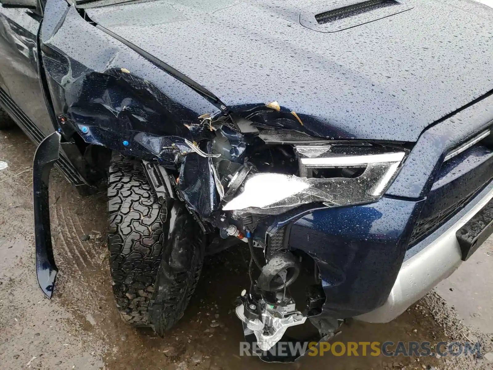 9 Photograph of a damaged car JTEBU5JR5L5825395 TOYOTA 4RUNNER 2020