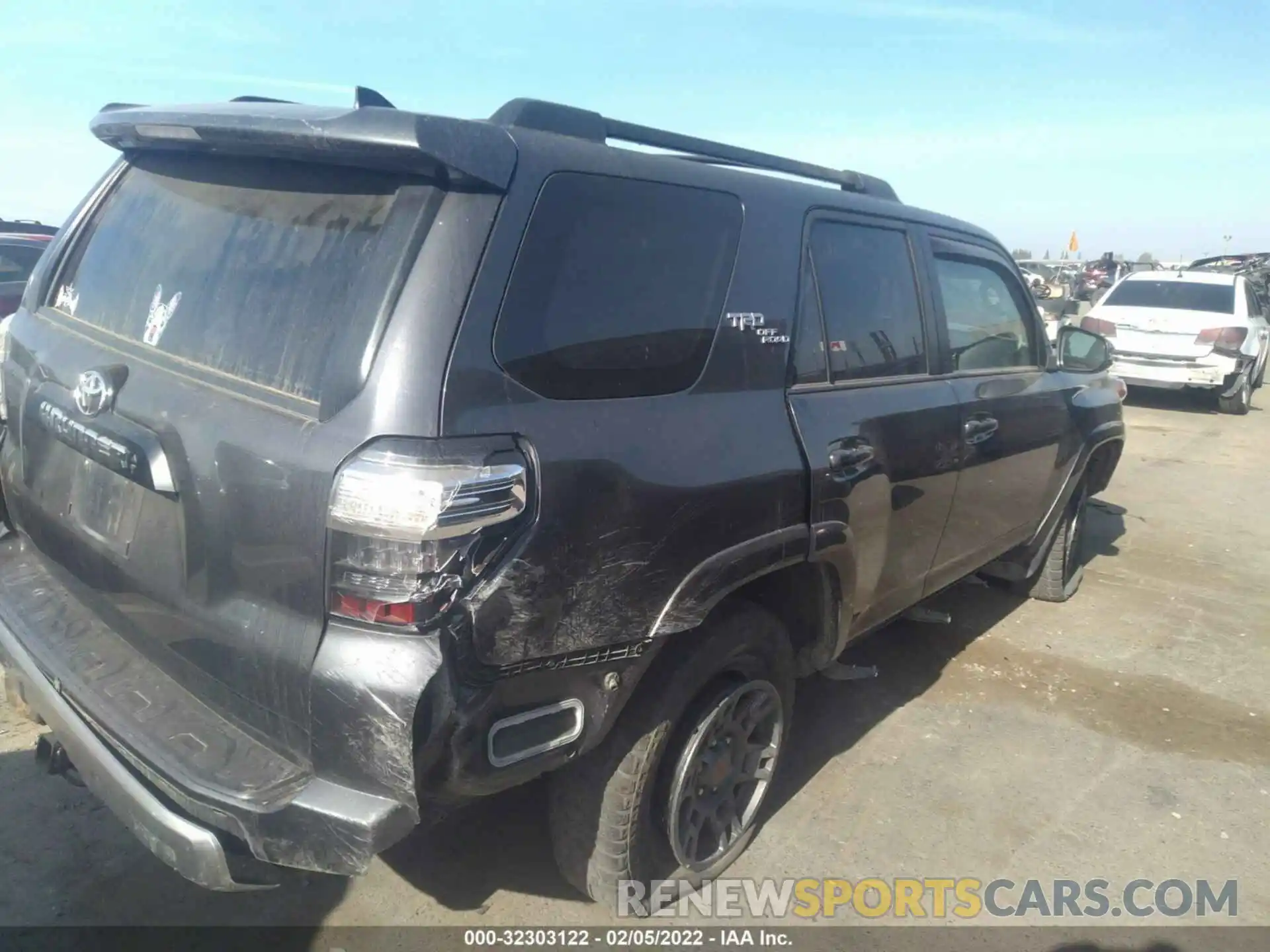 4 Photograph of a damaged car JTEBU5JR6L5743658 TOYOTA 4RUNNER 2020